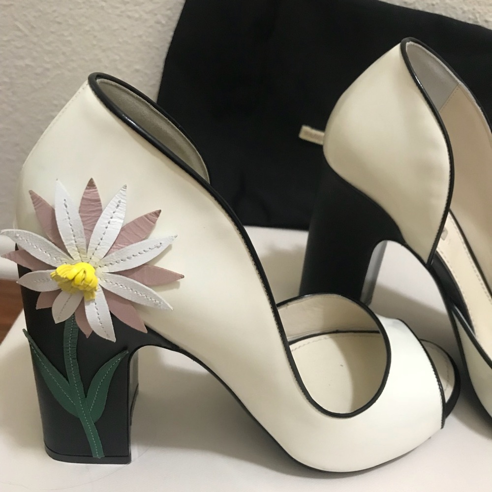 Daisy open toe pump